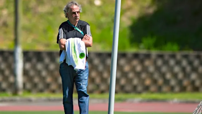 Decio de María camina por los campos durante un entrenamiento del Tri