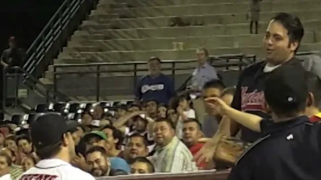 El aficionado explicándole al jugador de las Águilas sobre la pelota