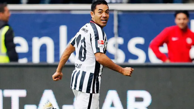 Marco Fabián celebra un gol con el Eintracht Frankfurt