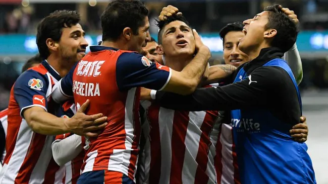 Alan Pulido celebra su anotación contra América