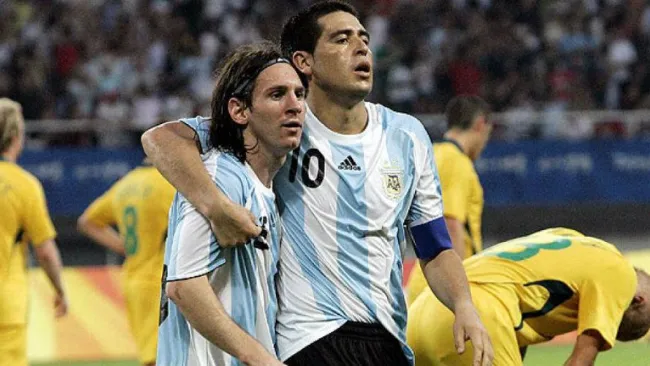 Lionel Messi y Juan Román Riquelme con la albiceleste