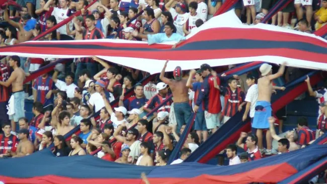La barra argentina alentando durante un partido del San Lorenzo