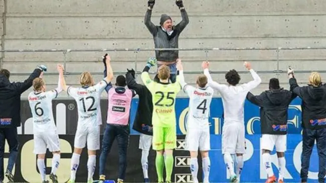 Bornegrim celebra junto a los jugadores