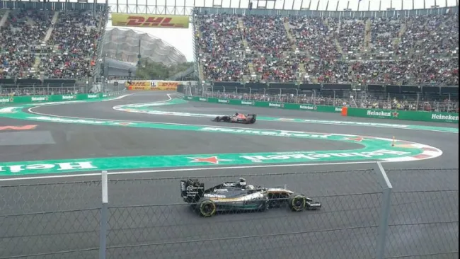 Aficionados disfrutan de la P2 del GP de México