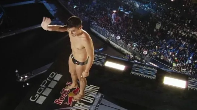  Jonathan Paredes se prepara para lanzar un clavado 