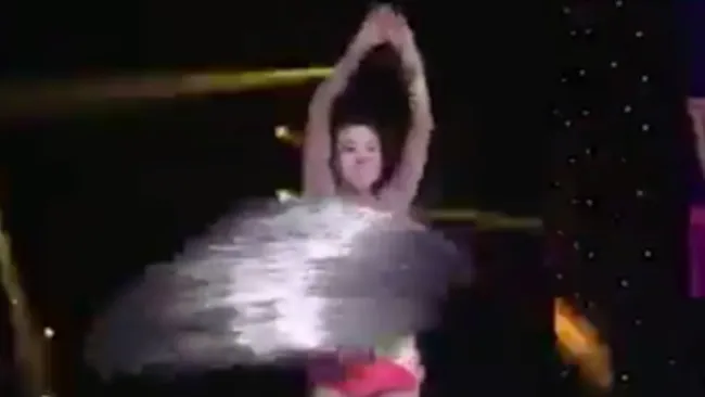 Jin Linlin haciendo girar 305 aros de hula-hula 