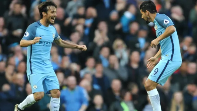 Silva y Nolito celebran un gol del City