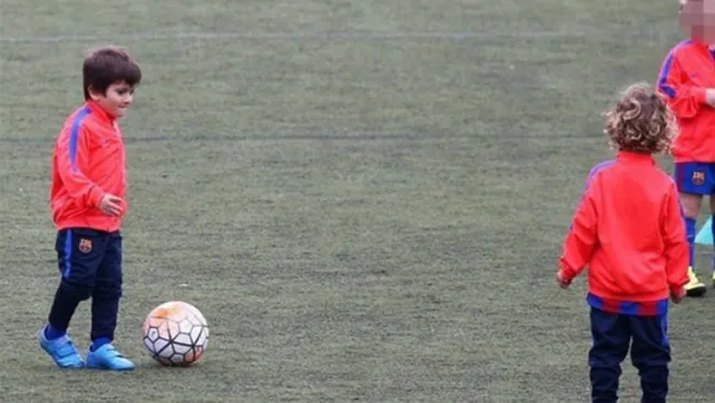 Thiago Messi entrena con el FCB Escola