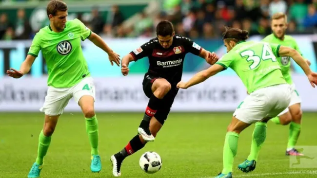 Chicharito enfrenta a jugadores del Wolfsburgo en Bundesliga 