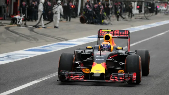Max Verstappen sale de los pits del Autódromo Hermanos Rodríguez