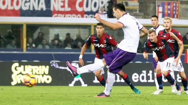 Nikola Kalinic cobra el penalti del triunfo