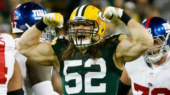 Clay Matthews festeja tras una jugada de Packers