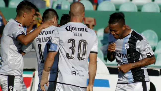 Andrés Rentería celebra con sus compañeros su anotación en el partido
