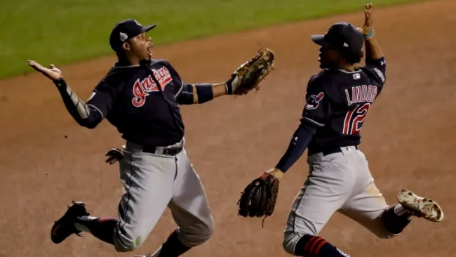 Rajai Davis y Francisco Lindor celebran el triunfo