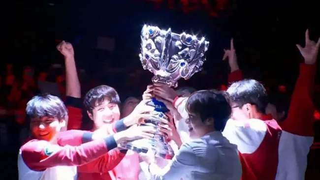Los integrantes de SKT levantan la Copa del Invocador