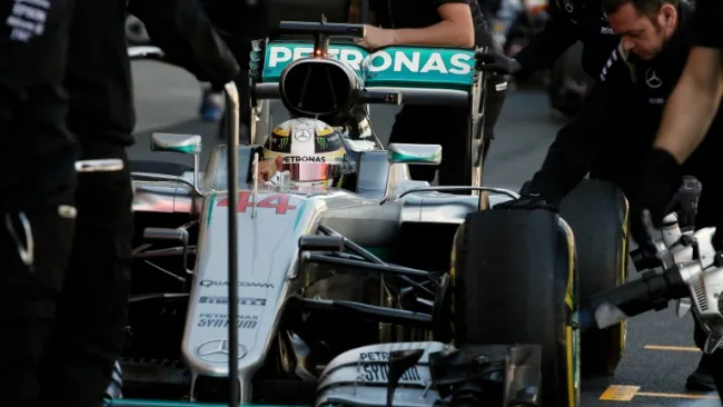 Lewis Hamilton entra a pits en el Autódromo Hermanos Rodríguez