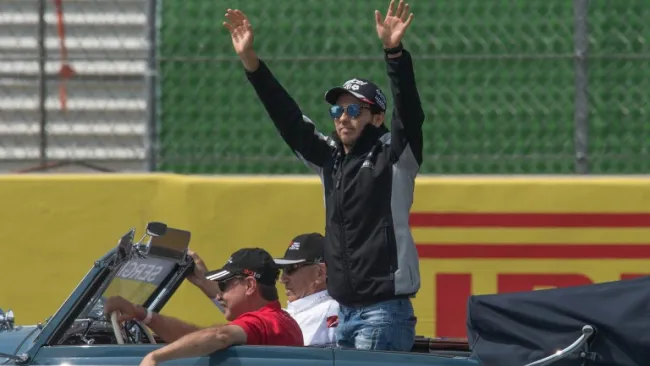 Checo Pérez saluda a la afición en el Hermanos Rodríguez