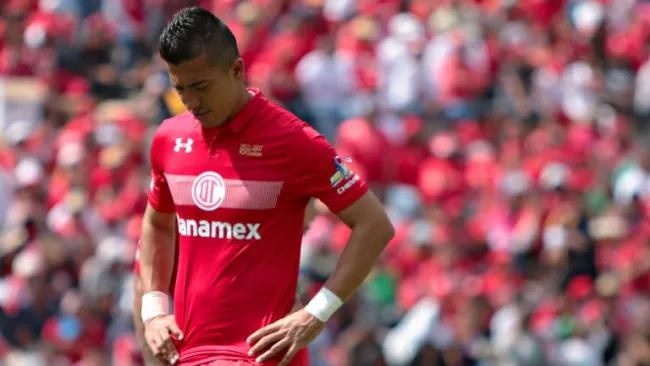 Uribe se lamenta durante el partido frente a Xolos