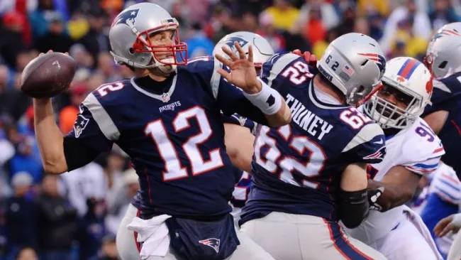 Tom Brady lanza un pase durante el juego entre Patriots y Bills