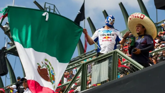Un enmascarado en las gradas del autódromo
