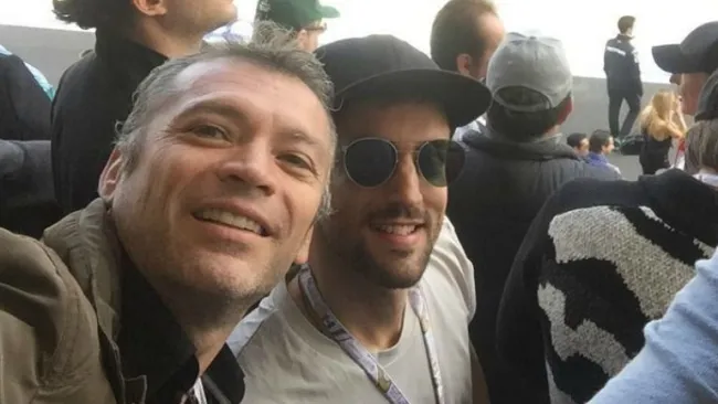 José Luis Higuera posa junto al actor Luis Gerardo Méndez