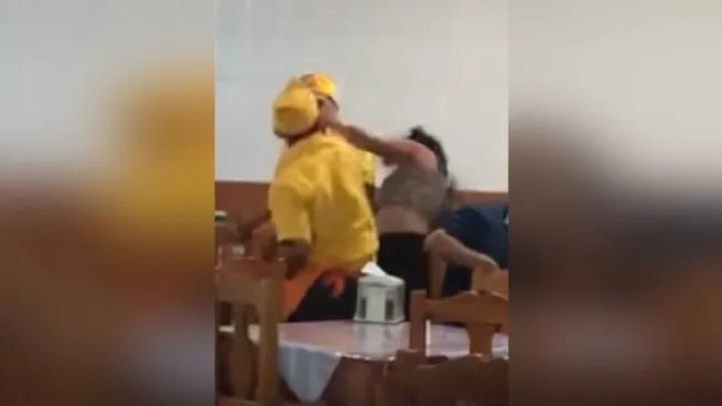 Taquero golpea a mujer en local de comida en Querétaro