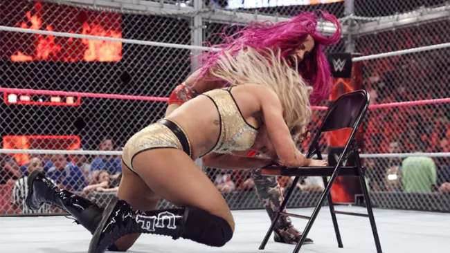Sasha Banks impacta contra una silla a Charlotte dentro de la celda