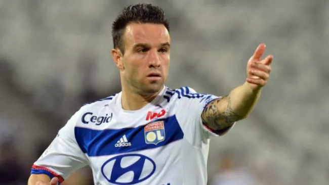 Mathieu Valbuena durante un partido con el Olympique de Lyon
