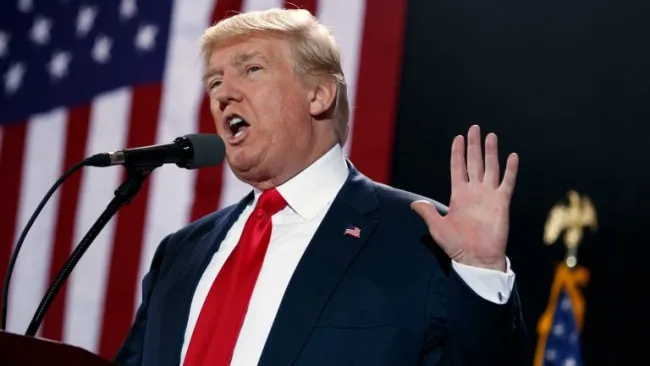 Donald Trump dando un discurso durante su campaña