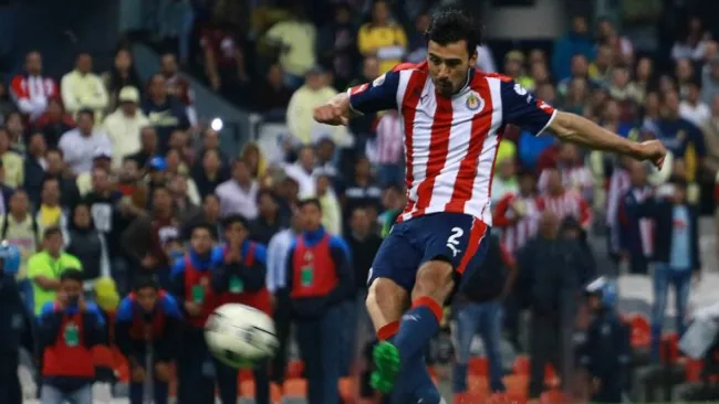 Oswaldo Alanís golpea el balón durante el juego América vs Chivas de la Copa MX