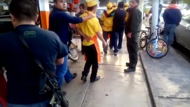 Momentos que en los empleados taquería son detenidos
