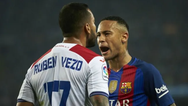 Neymar discute con Rubén Vezo en el juego Barcelona vs Granada