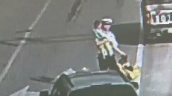 El policía evita que el niño sea atropellado