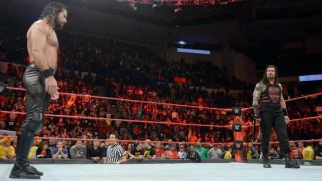 Seth Rollins y Roman Reigns se miran en RAW