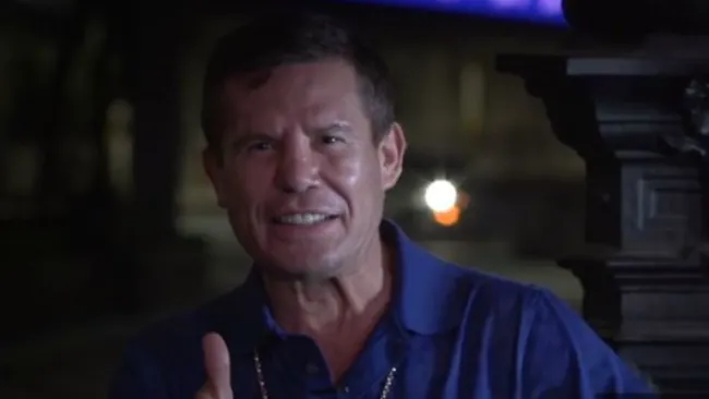 Julio César Chávez durante el video grabado en favor de Clinton