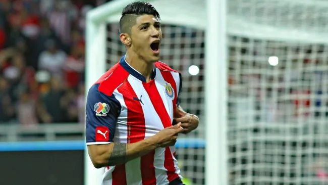 Alan Pulido festeja un gol con Chivas