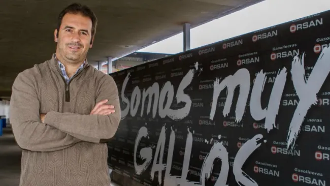 Joaquín Beltrán posa para RÉCORD frente a un letrero de los Gallos Blancos