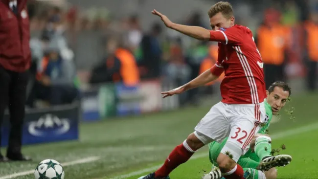 Guardado pelea un esférico con Kimmich, jugador del Bayern Munich