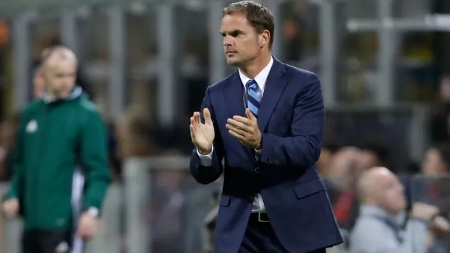  Frank De Boer anima a sus jugadores tras una derrota en Serie A