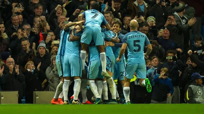 Jugadores del Manchester City celebran un gol contra Barcelona