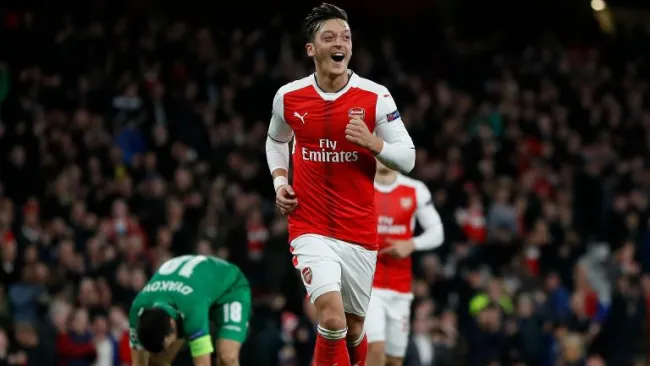 Mesut Özil festeja el gol con Arsenal