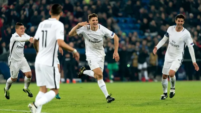 Thomas Meunier celebra su gol contra el Basilea