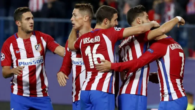 Jugadores de Atlético de Madrid saludan a Antoine Griezmann