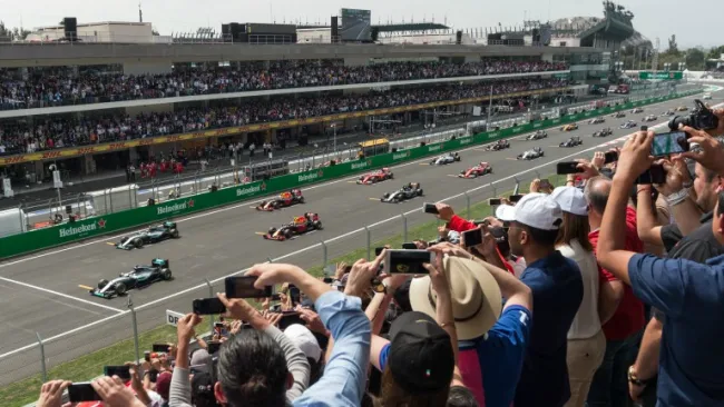 Aficionados observan la largada en el AHR
