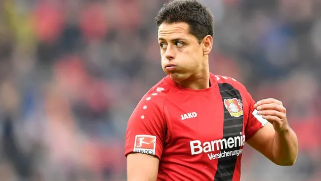 Chicharito observa en un partido de Bundesliga