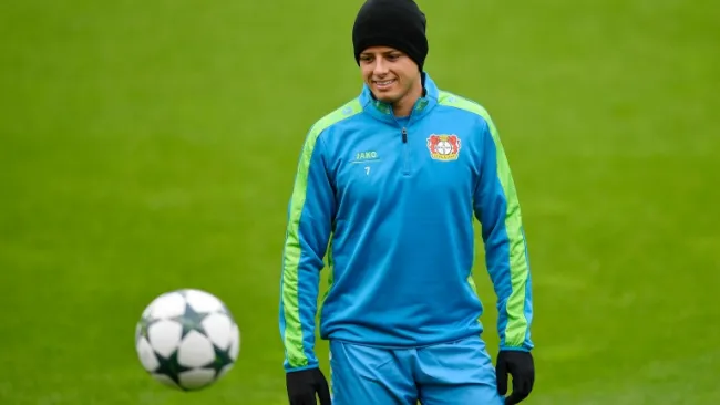 Chicharito realiza un entrenamiento con el Bayer Leverkusen 