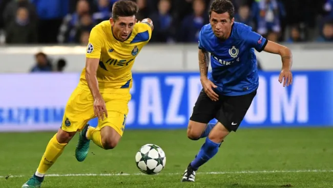 Héctor Herrera disputa un partido de Champions League con Porto