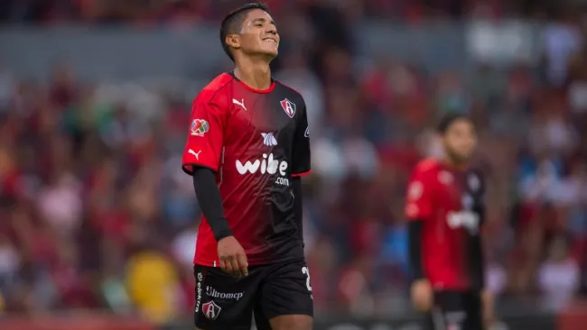 Cándido Rmírez lamenta una falla en un duelo de Atlas