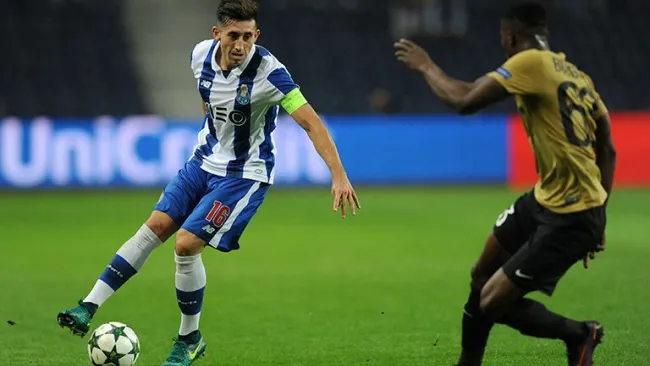 Héctor Herrera controla el esférico contra Brujas