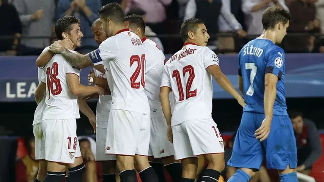 Jugadores del Sevilla festejan victoria contra Zagreb 